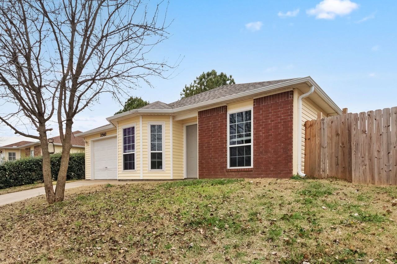 2562 Brookside St - Photo 2 of 26