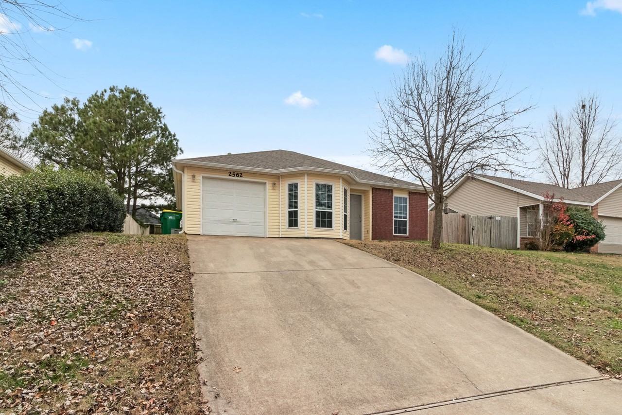 2562 Brookside St - Photo 3 of 26