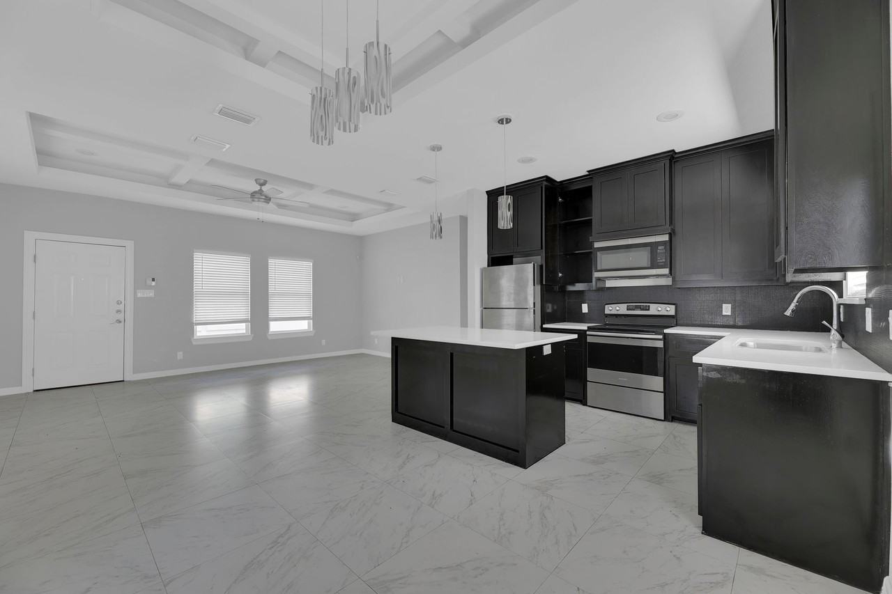 SPACIOUS! CONTEMPORARY! LOCATION! - Photo 4 of 13