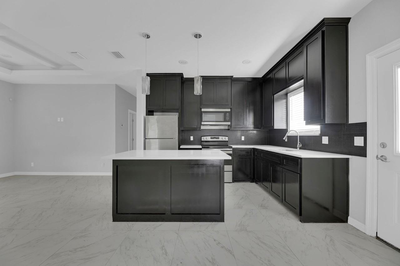 SPACIOUS! CONTEMPORARY! LOCATION! - Photo 5 of 13