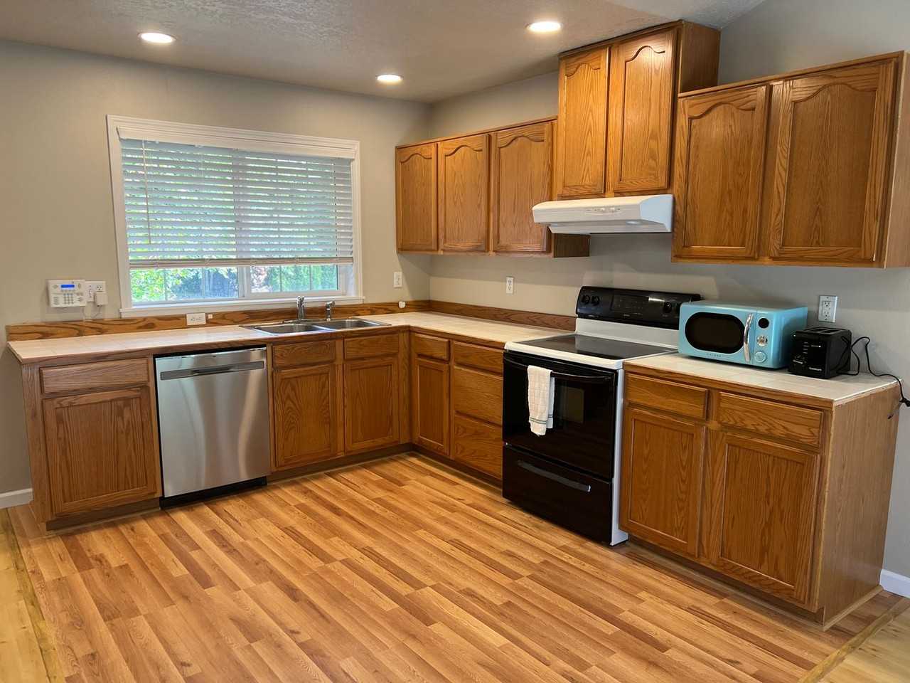 230 E Harrison St - Photo 4 of 20