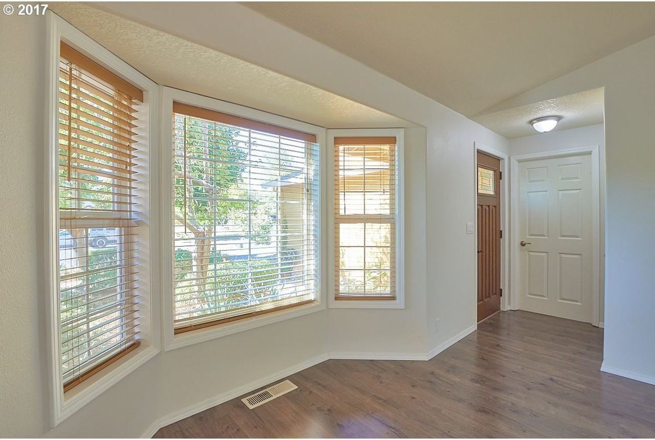 1049 Se Ash St - Photo 2 of 23