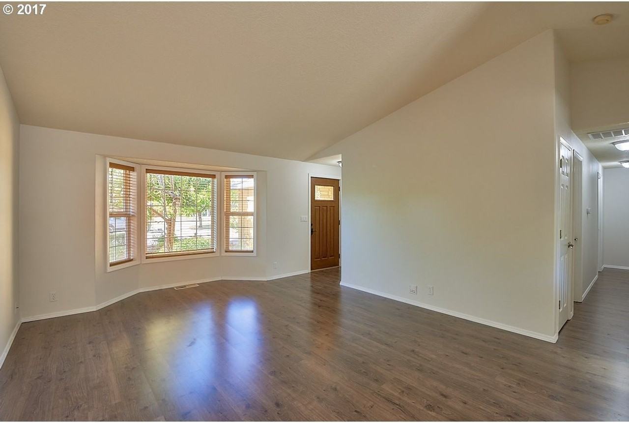 1049 Se Ash St - Photo 3 of 23