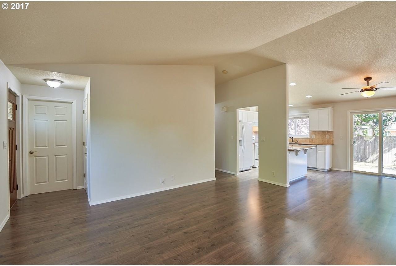 1049 Se Ash St - Photo 4 of 23