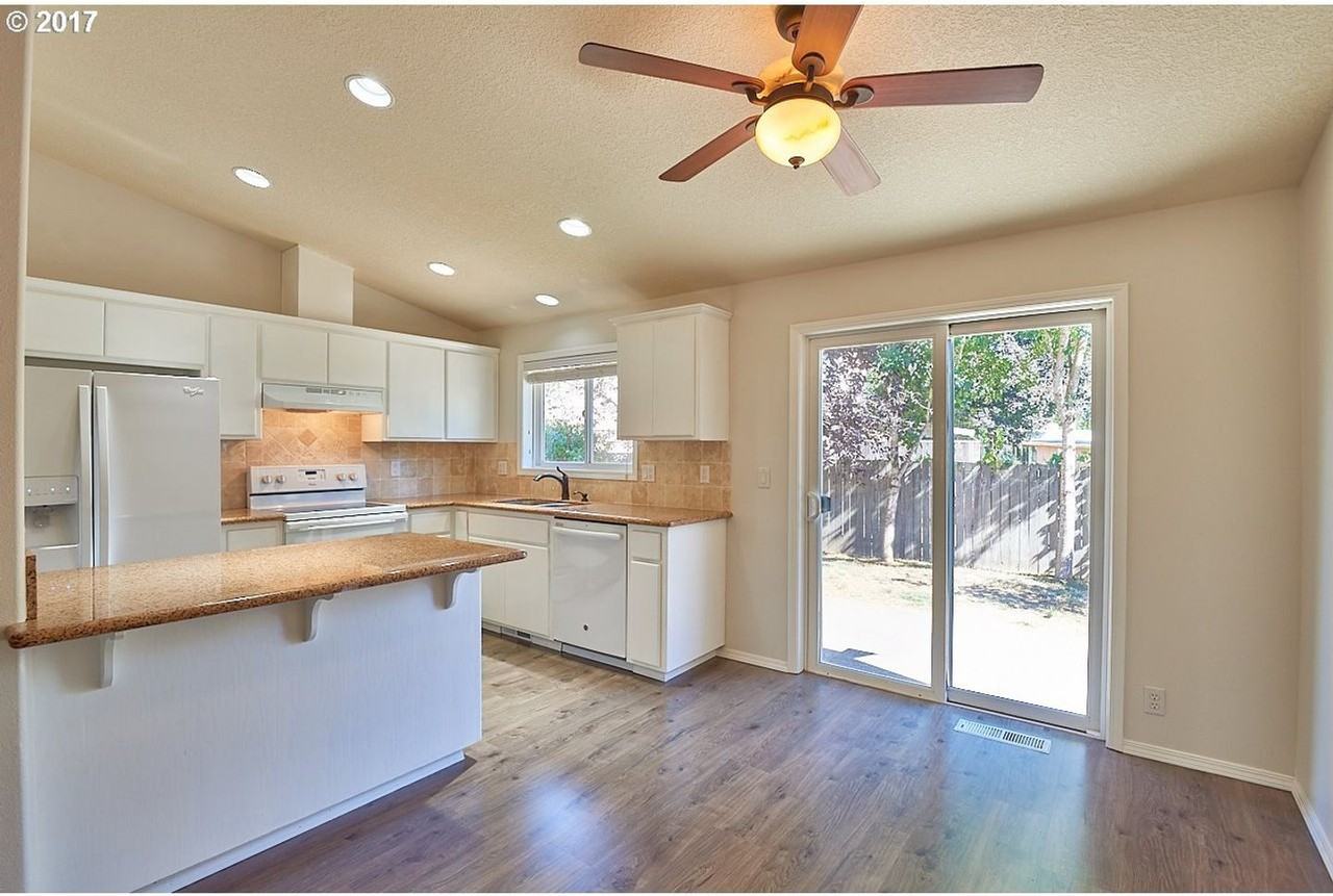 1049 Se Ash St - Photo 5 of 23