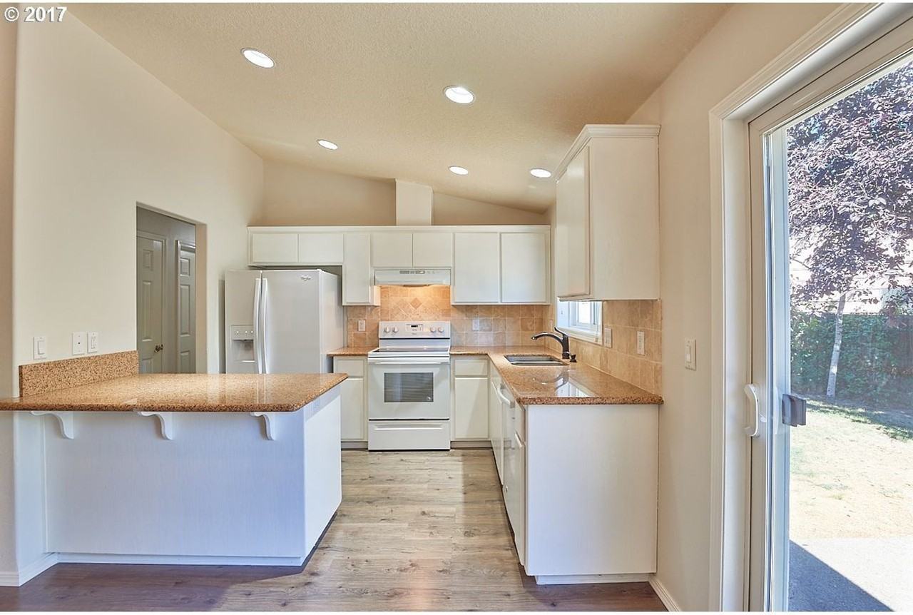 1049 Se Ash St - Photo 6 of 23