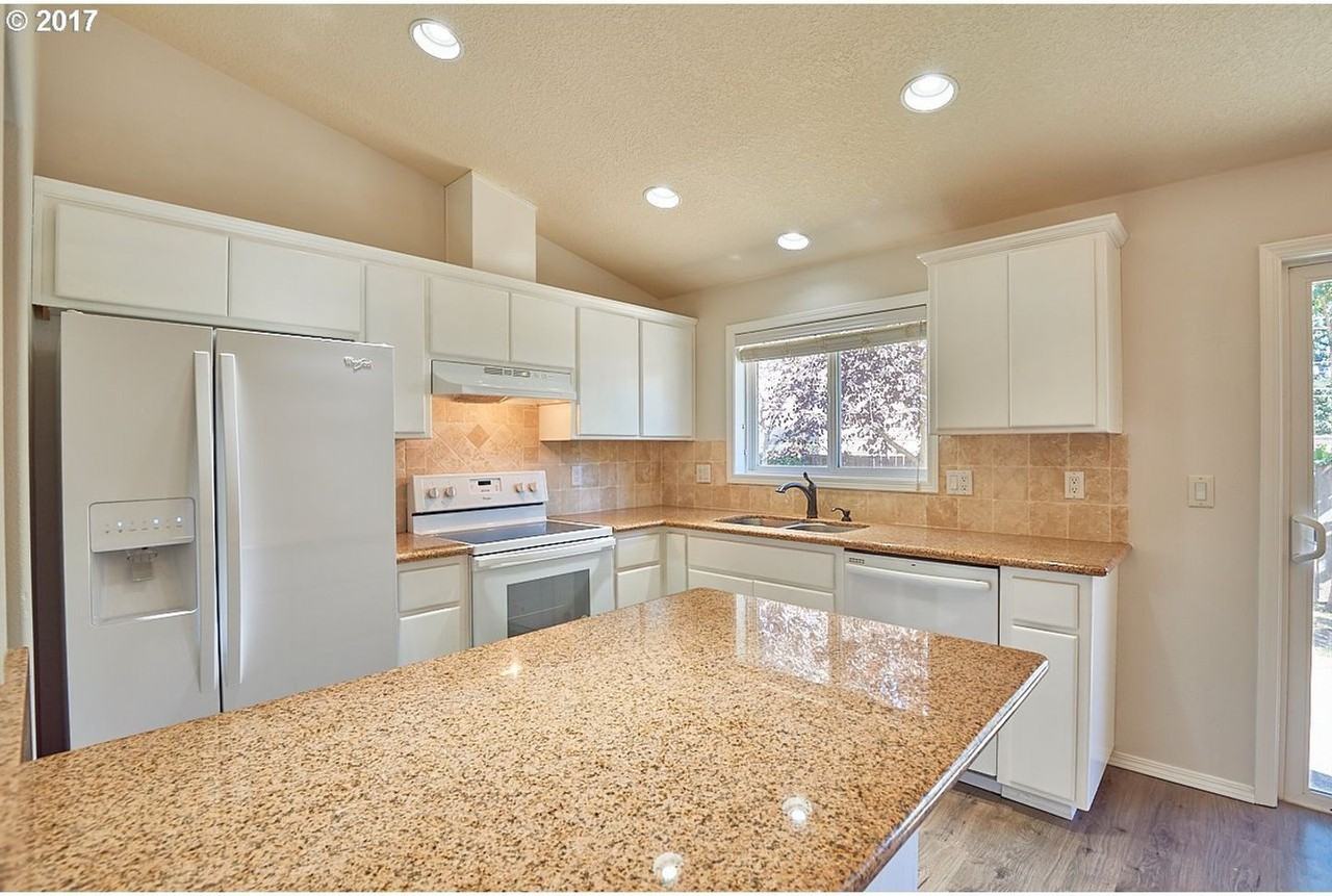 1049 Se Ash St - Photo 7 of 23