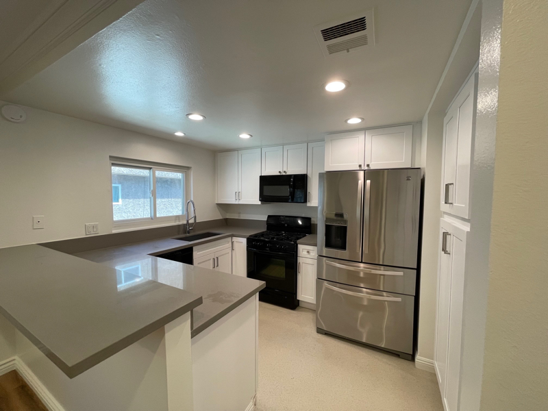 1583 W Jefferson Blvd - Photo 2 of 12