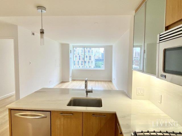 300 North End Avenue - Photo 4 of 10