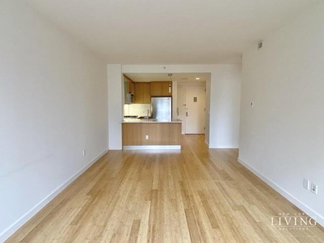 300 North End Avenue - Photo 7 of 10