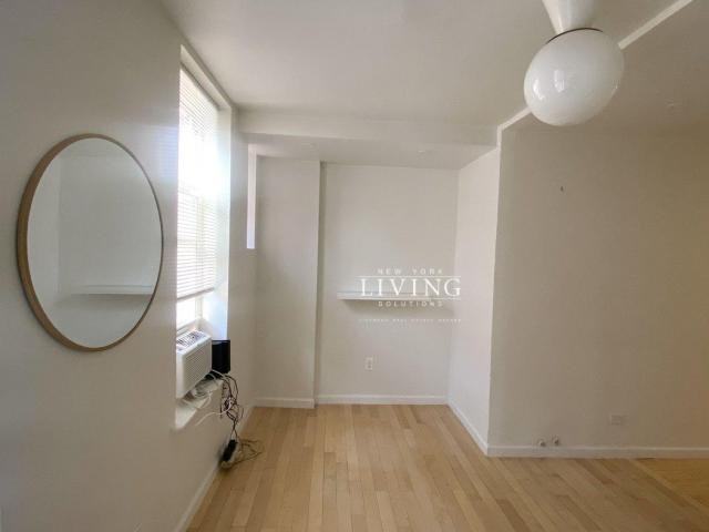 240 Mulberry St - Photo 2 of 10