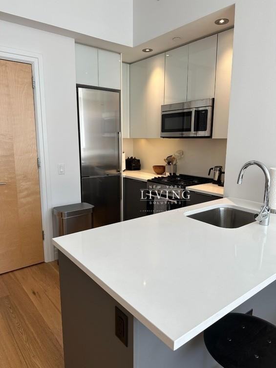 325 Kent Ave - Photo 4 of 10