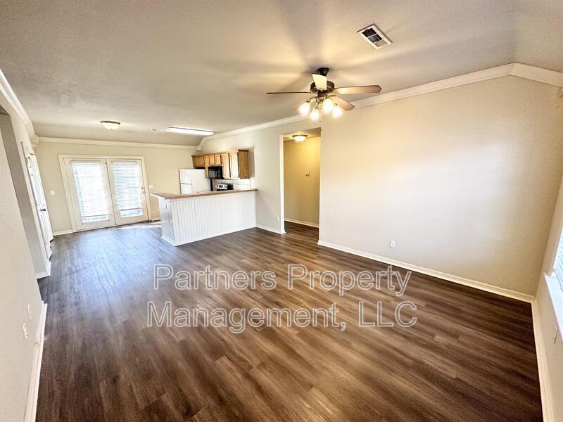 1112 W Hendrix St - Photo 3 of 11