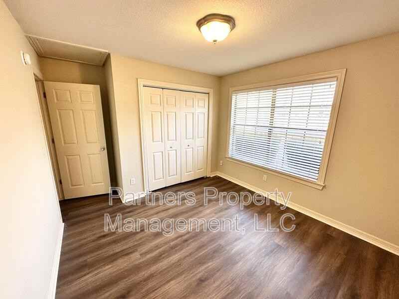 1112 W Hendrix St - Photo 7 of 11