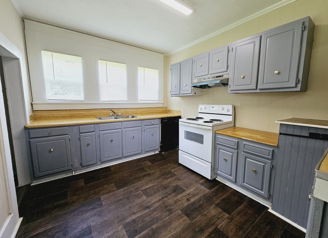 703 7th St - Photo 2 of 14