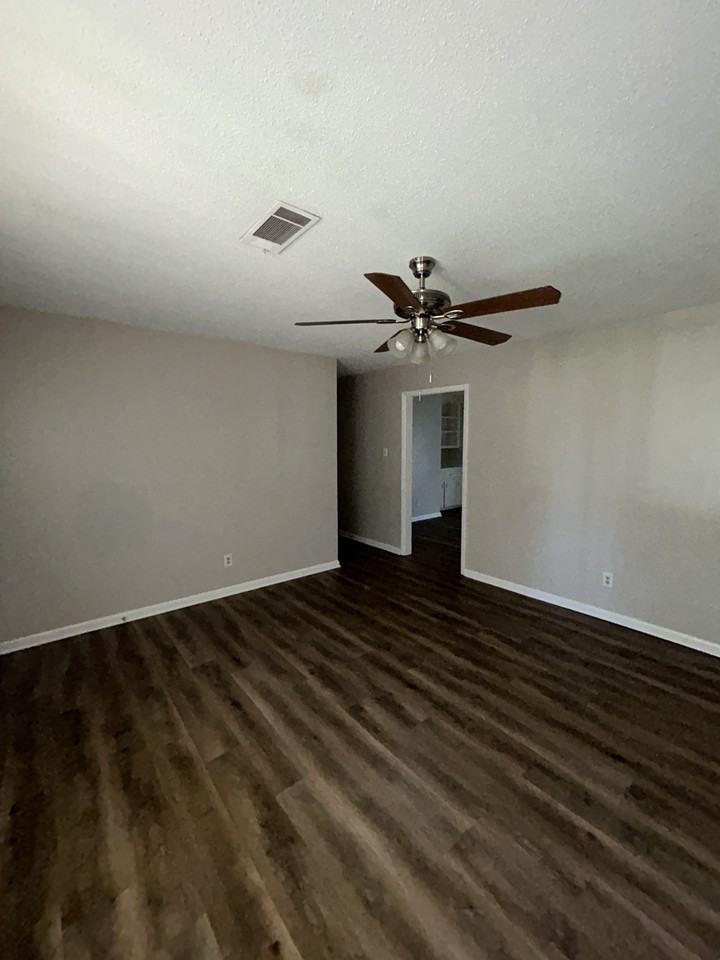 916 South Rd - Photo 2 of 10