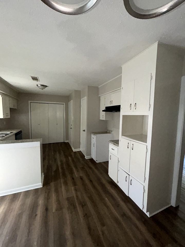 916 South Rd - Photo 3 of 10