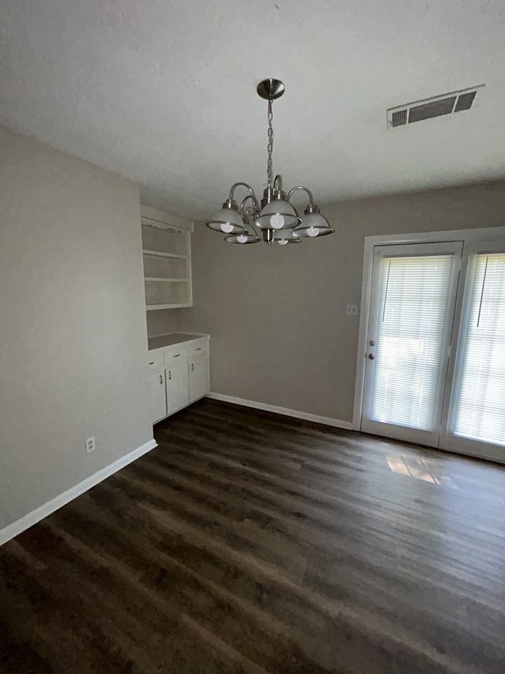 916 South Rd - Photo 4 of 10