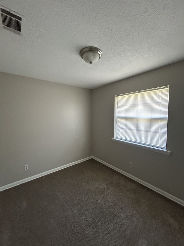 916 South Rd - Photo 6 of 10