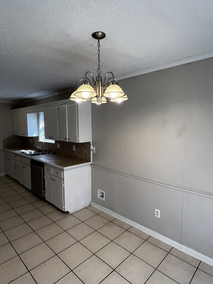 6713 Navajo Trl - Photo 4 of 11