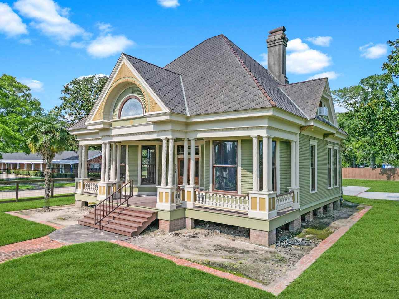 694 Forrest St - Photo 3 of 30