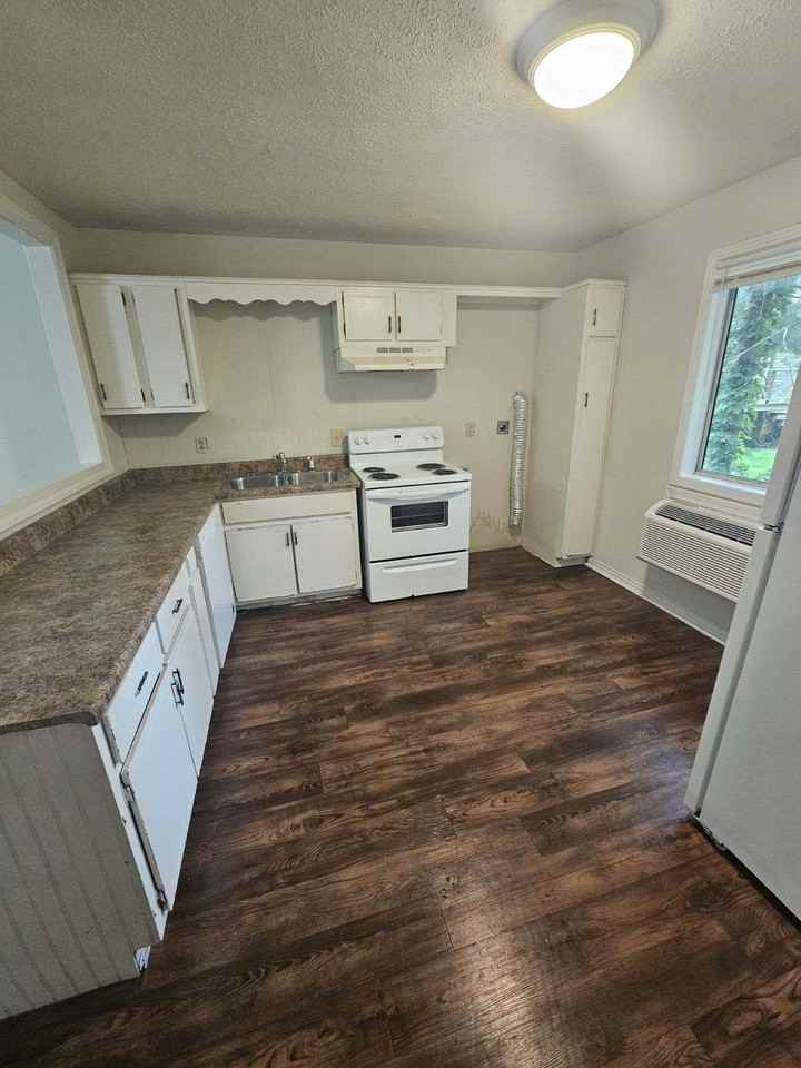 1219 Carolina Ave - Photo 2 of 4
