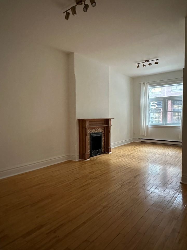 439 Bathurst Street - Photo 2 of 9