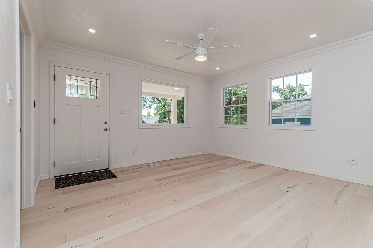 829 Broadway Ave - Photo 4 of 44