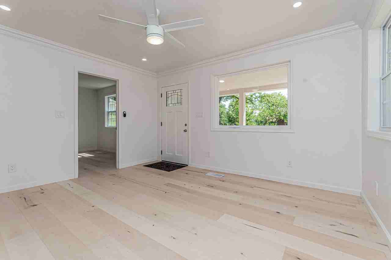 829 Broadway Ave - Photo 5 of 44