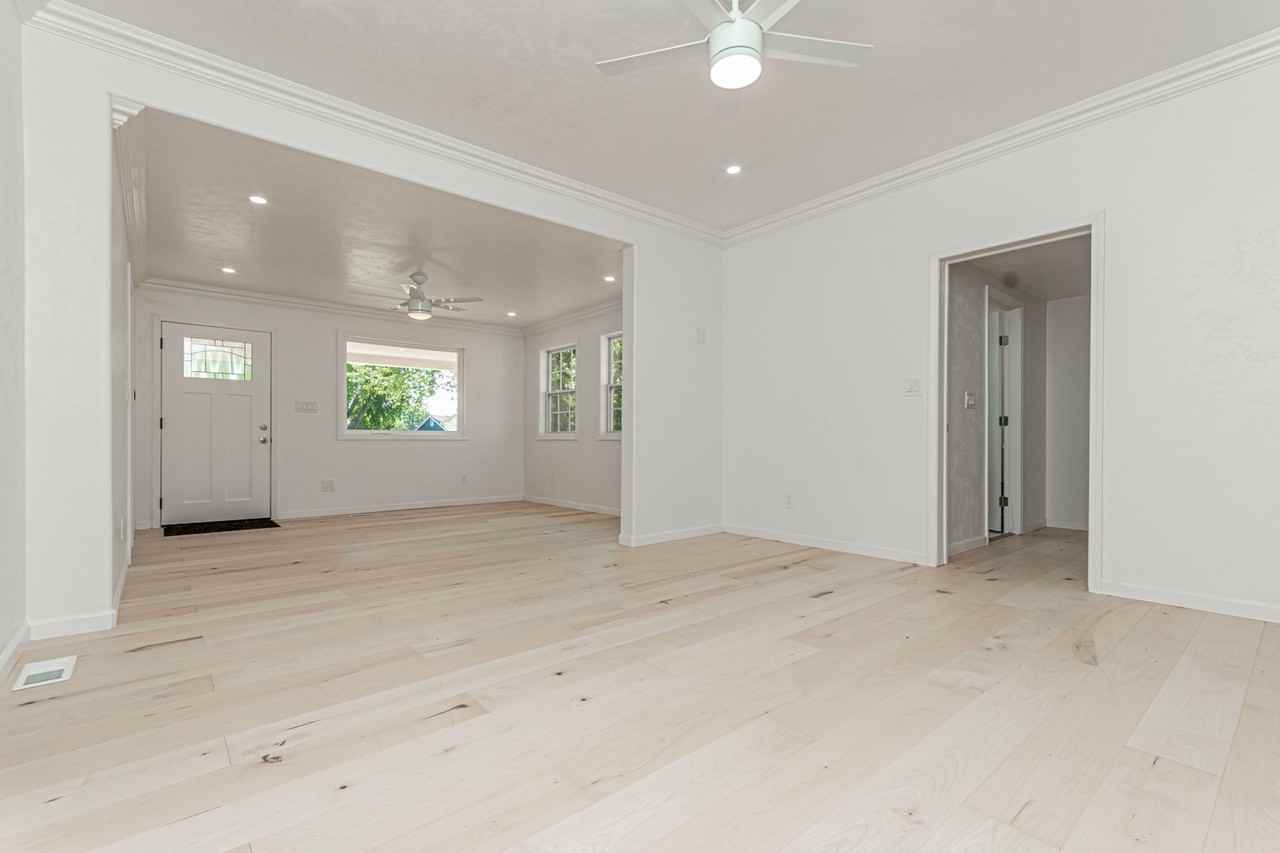 829 Broadway Ave - Photo 7 of 44