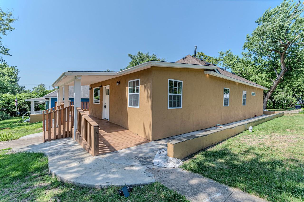829 Broadway Ave - Photo 4 of 29