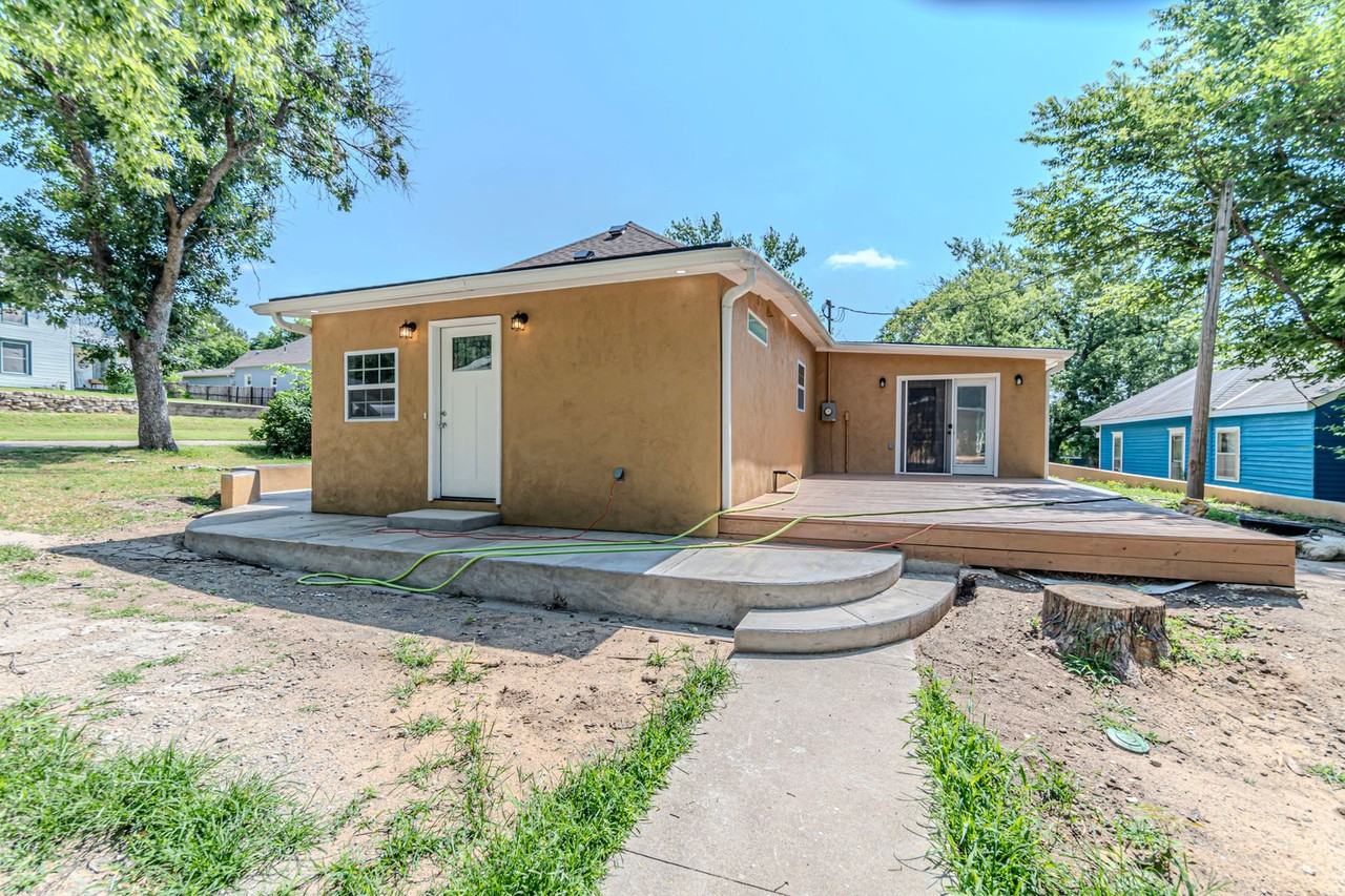 829 Broadway Ave - Photo 5 of 29