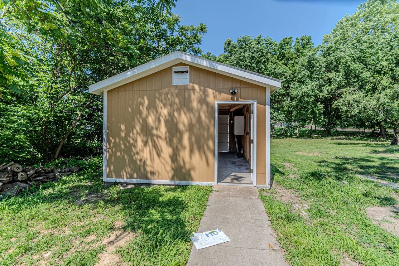 829 Broadway Ave - Photo 6 of 29