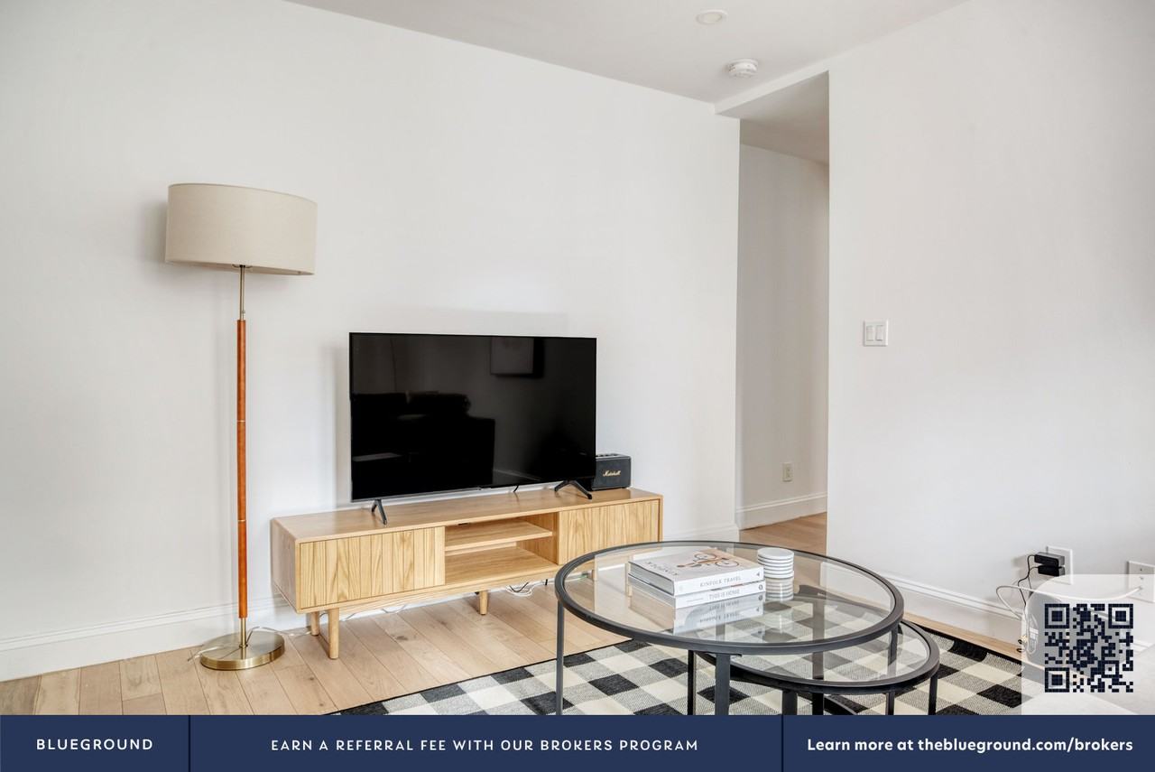160 East 48th Street - Photo 5 of 35