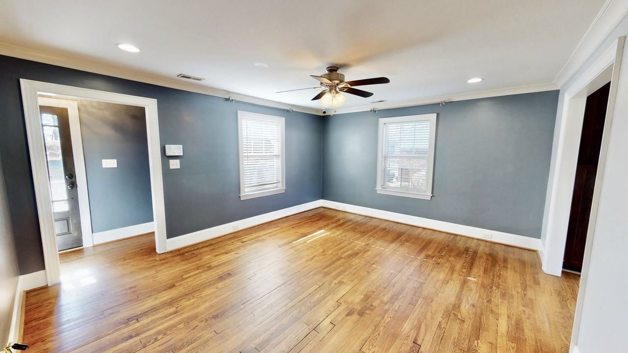 2014 Roslyn Ave - Photo 4 of 23