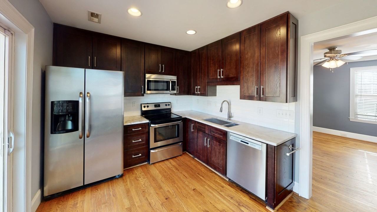 2014 Roslyn Ave - Photo 7 of 23
