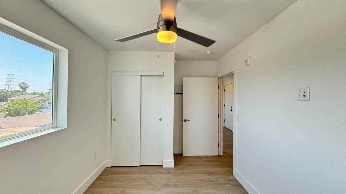 9300 Compton Ave - Photo 4 of 15