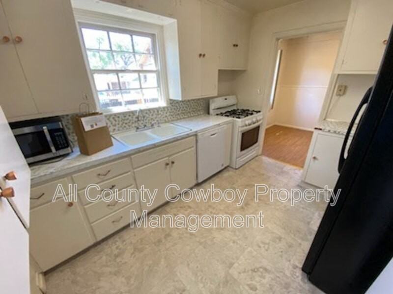 310 S 12th St - Photo 5 of 11