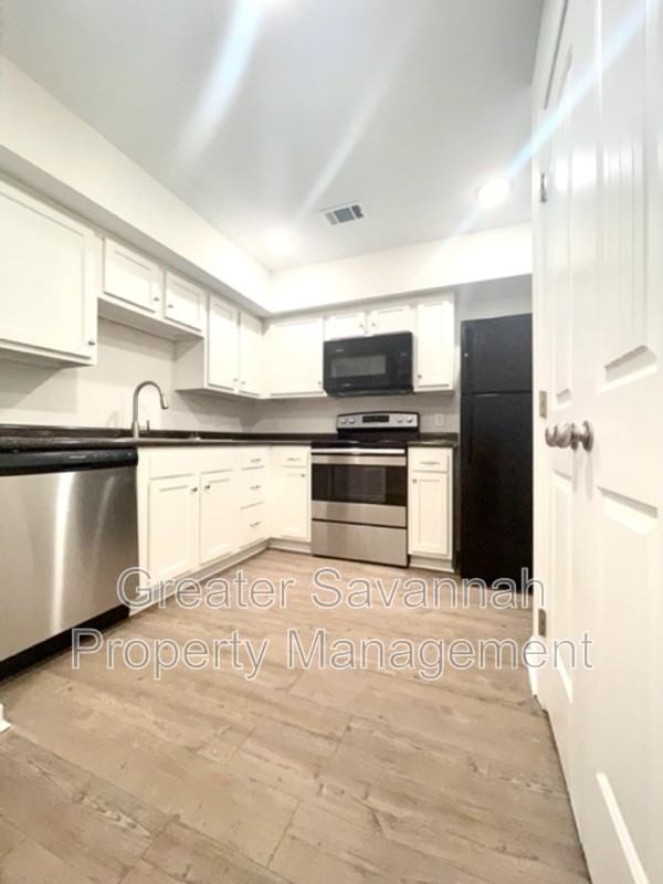 402 E 3rd St #A - Photo 6 of 24