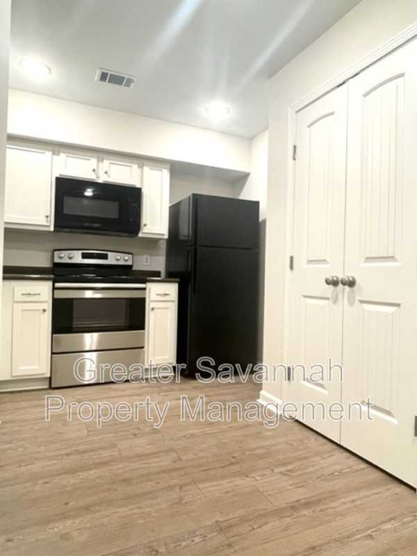 402 E 3rd St #A - Photo 7 of 24