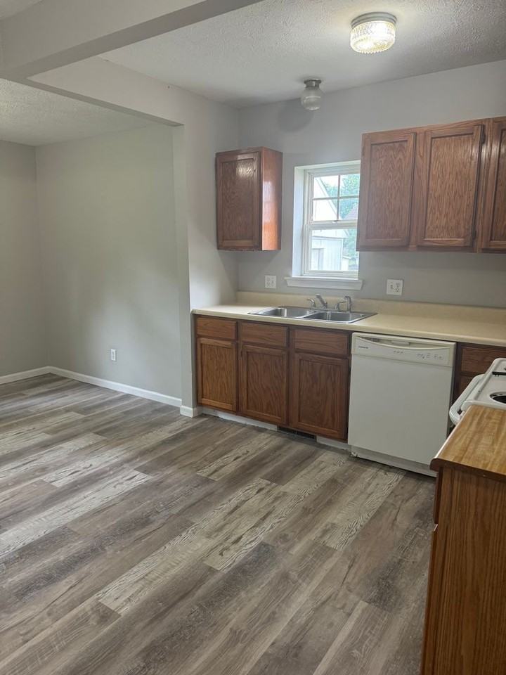1046 E Locust St - Photo 3 of 11