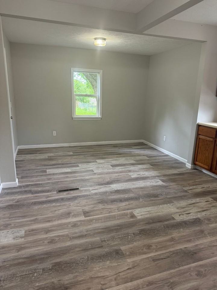 1046 E Locust St - Photo 4 of 11