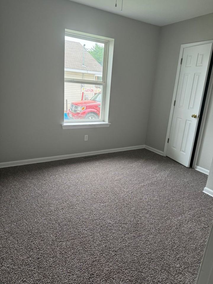 1046 E Locust St - Photo 5 of 11