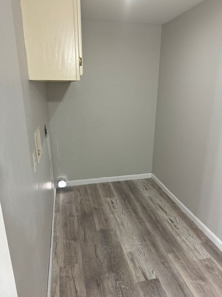 1046 E Locust St - Photo 6 of 11