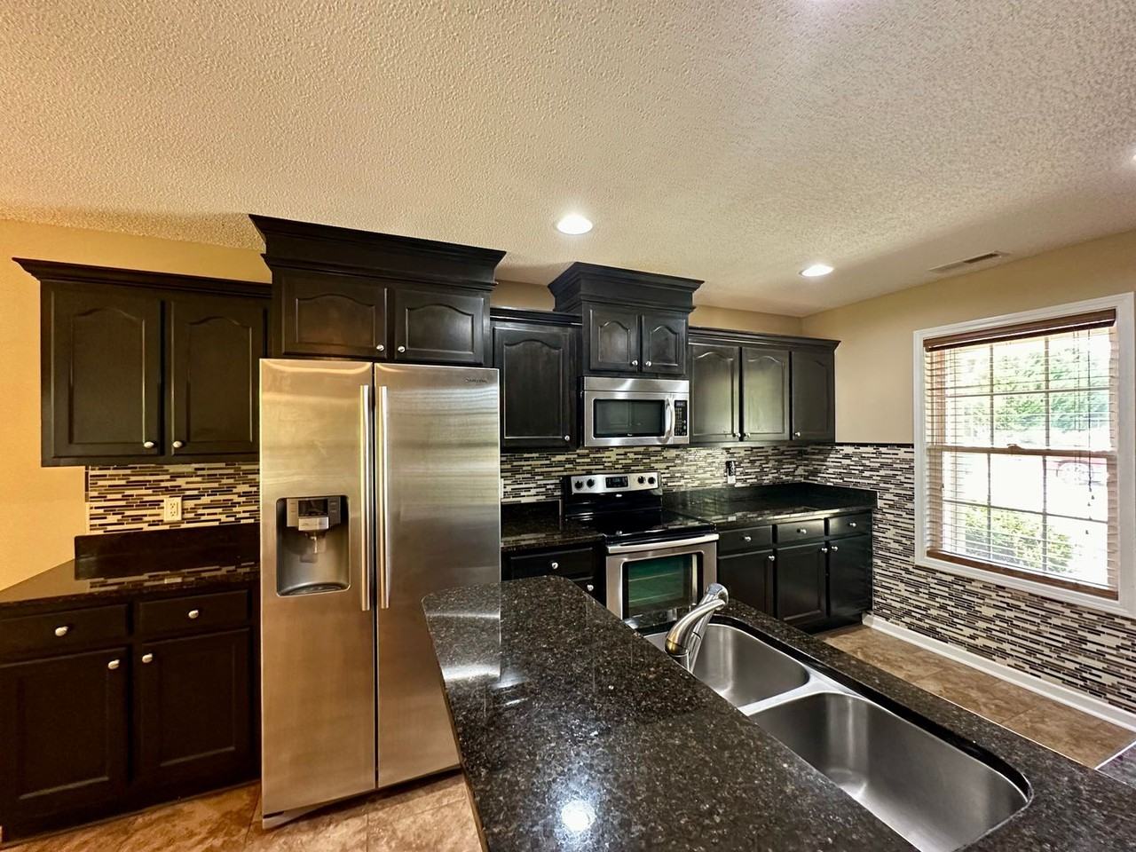 3920 Cantle Dr - Photo 4 of 11