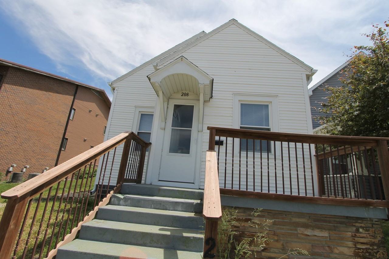 208 N Lincoln St - Photo 2 of 12