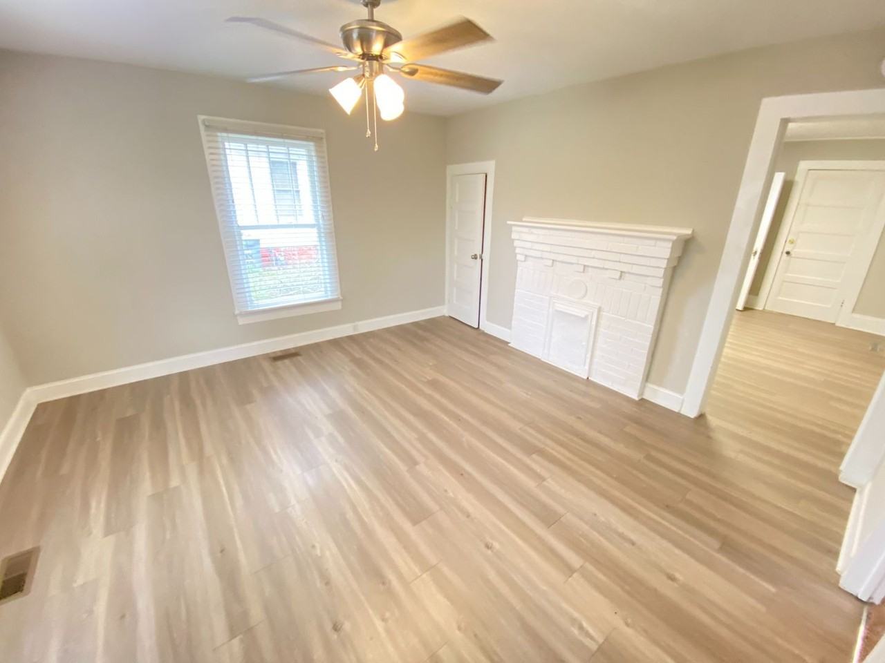 905 Woodlawn St - Photo 2 of 10