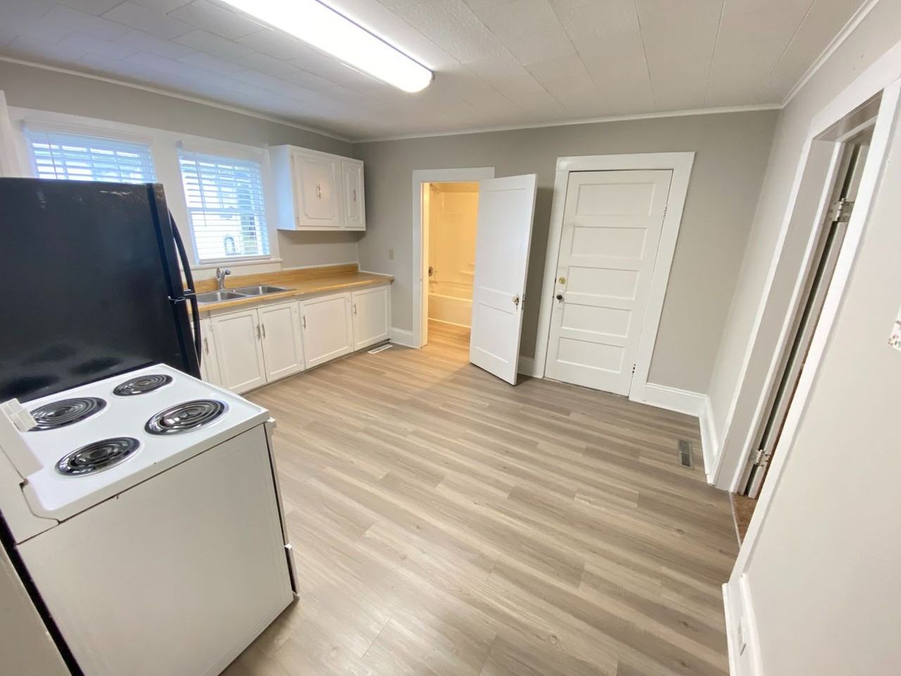 905 Woodlawn St - Photo 3 of 10