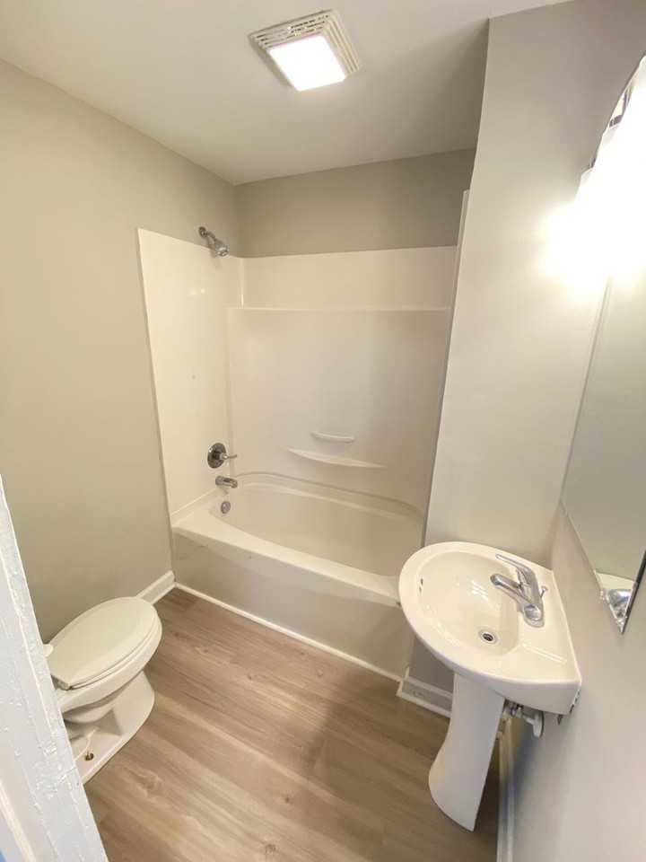 905 Woodlawn St - Photo 4 of 10