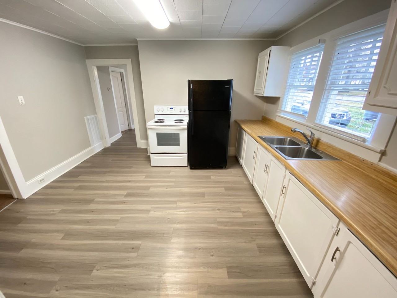 905 Woodlawn St - Photo 5 of 10